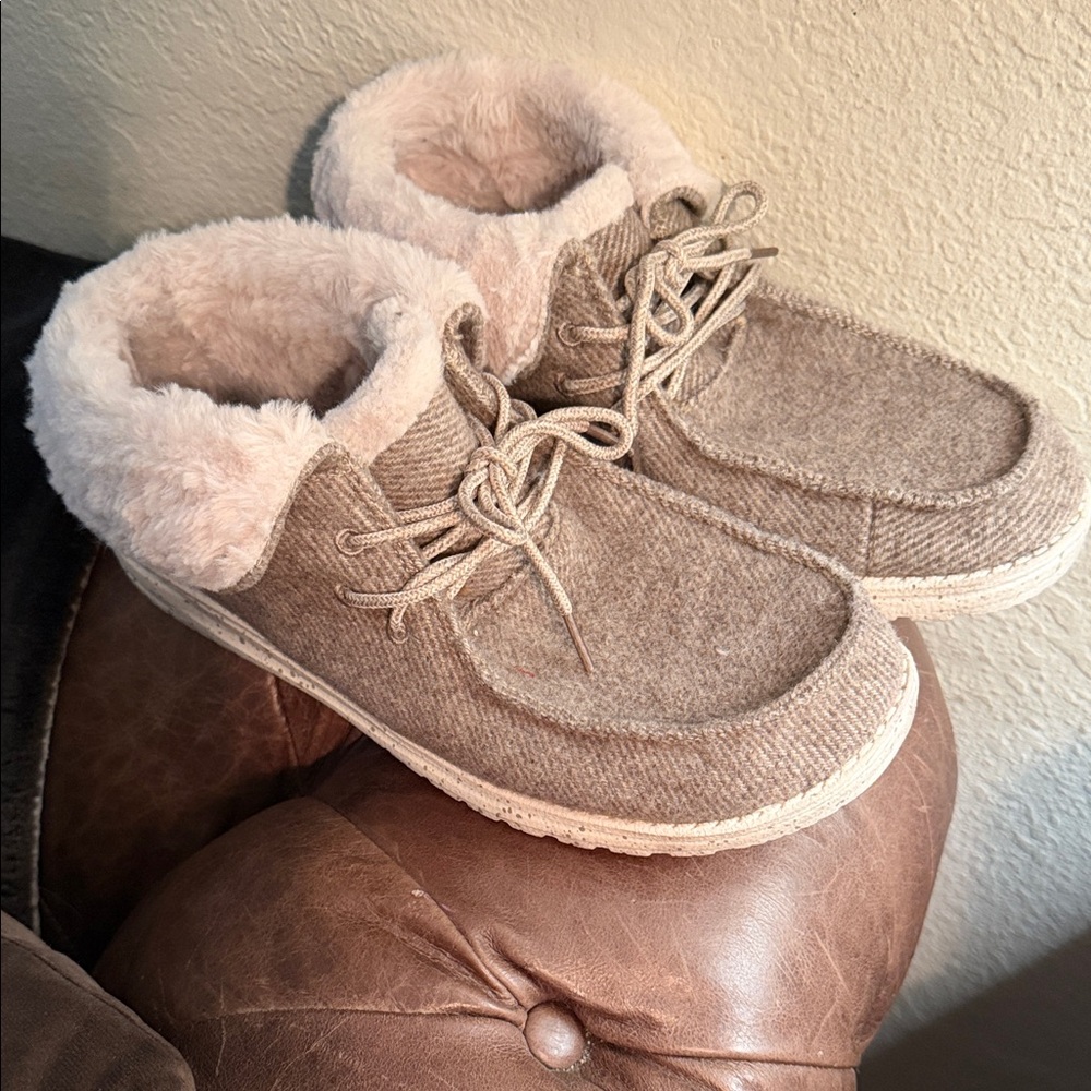 Hey Dude Cozy Women's Faux-Fur Lined Taupe Slip-On Boots size 11